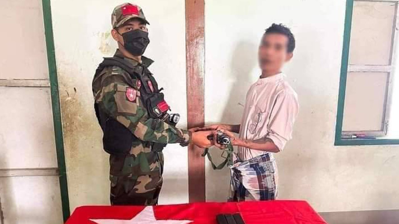 မကွေးတိုင်း၊ ပခုက္ကူမြို့နယ် (ပကဖ) ထံသို့ ဆက်သွယ်ဝင်ရောက်လာသည့် ရဲတပ်သားအား ၂၀၂၄ ခုနှစ်၊ ဇွန်လ ၁၁ ရက်နေ့က ထုတ်ပြန်ထားစဉ်။ (Photo: Facebook/ Ministry of Defence - National Unity Government of Myanmar)