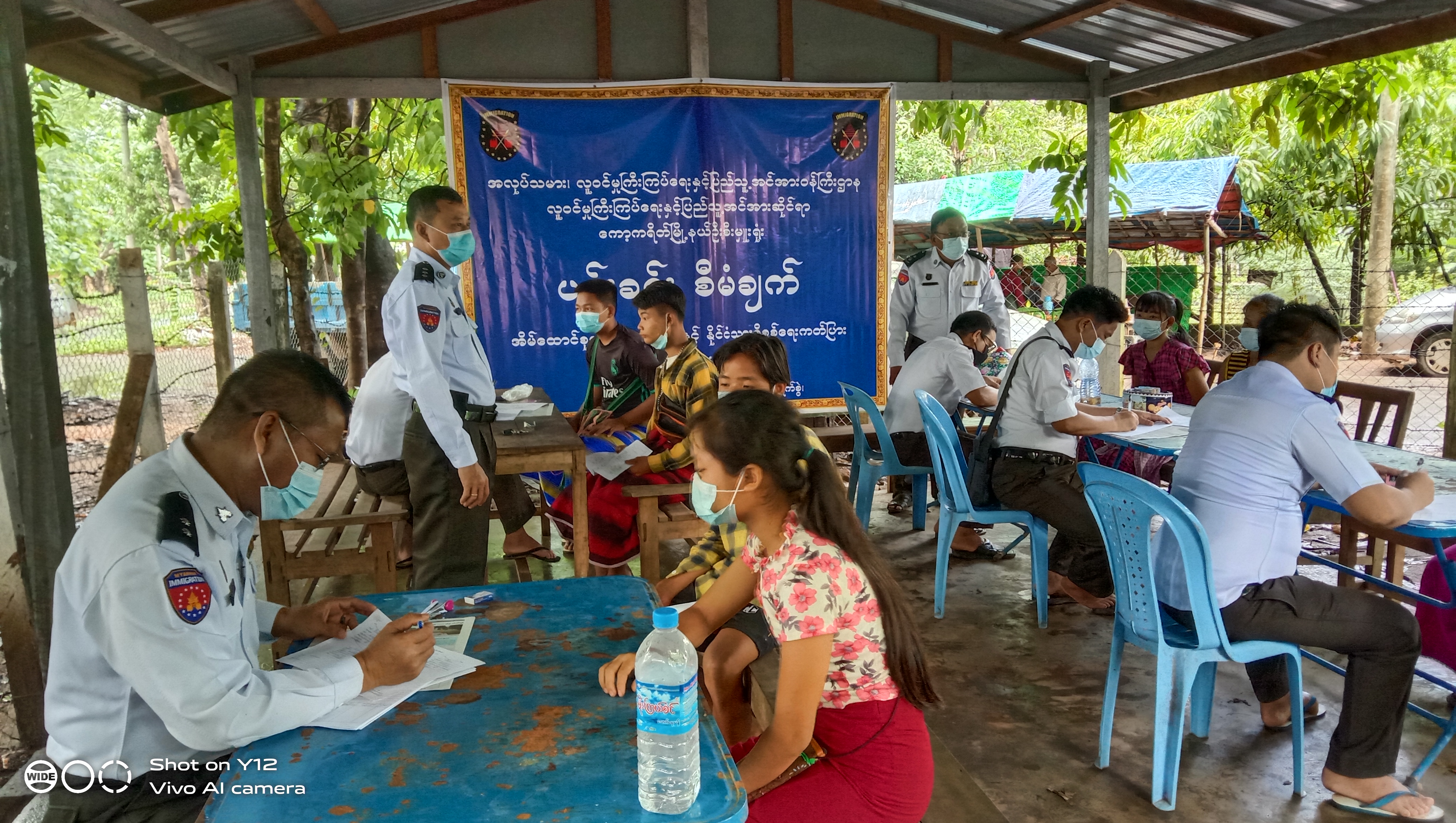 ကရင်ပြည်နယ် ကော့ကရိတ်မြို့နယ်တွင်   ၂၀၂၁ ခုနှစ် ဇွန် ၂၈ ရက်နေ့မှာ လူဝင်မှုကြီးကြပ်ရေးနှင့် ပြည်သူ့အင်အားဆိုင်ရာရုံးမှ ပန်းခင်းစီမံချက်ဖြင့် မှတ်ပုံတင်လုပ်ပေးနေစဥ်  (Photo: MDN)