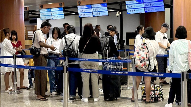 ရန်ကုန်အပြည်ပြည်ဆိုင်ရာလေဆိပ်တွင် ပြည်ပထွက်ခွာမည့်သူများအား ၂၀၂၄ ခုနှစ်၊ ဇွန်လအတွင်းက တွေ့ရစဥ်။ (Photo: RFA)