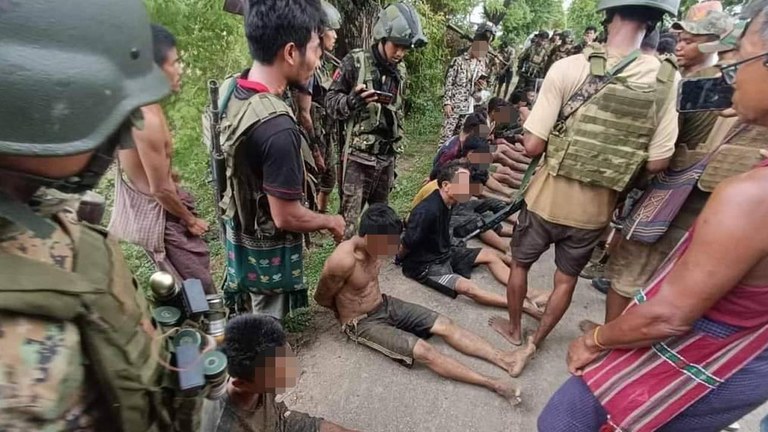 စစ်ကိုင်းတိုင်း ဘုတလင်မြို့နယ် တိုက်ပွဲအတွင်း ဖမ်းမိထားသည့် စစ်သုံ့ပန်းများကို ၂၀၂၄ ခုနှစ်၊ စက်တင်ဘာလ ၃၀ ရက်နေ့က တွေ့ရစဥ်။ (Facebook/ ထူးခန့်ဇော် ဓာတ်ပုံ)