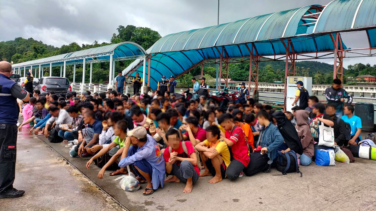 ကော့သောင်းကိုပြန်ပို့မည့် မြန်မာနိုင်ငံသားများအား ထိုင်းနိုင်ငံ၊ ရနောင်းဆိပ်ကမ်းတွင် ၂၀၂၄ ခုနှစ်၊ ဇူလိုင်လ ၃၀ ရက်နေ့က တွေ့ရစဉ်။ (Photo: Facebook/ ตรวจคนเข้าเมืองจังหวัดระนอง ตม.จว.ระนอง)