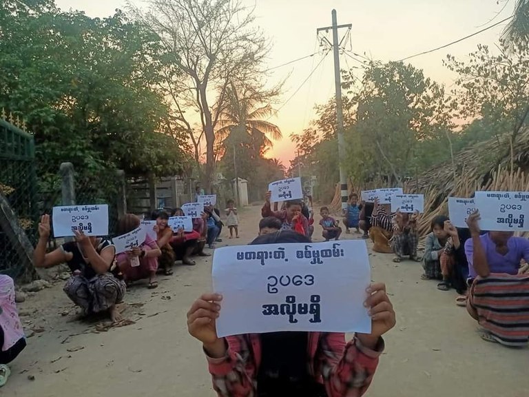 ယင်းမပင်မြို့နယ်တွင် ကယ်တင်မရှင်မရှာ ဒို့ကျေးရွာ သပိတ်စစ်ကြောင်းမှ "စစ်အာဏာရှင်စနစ်အမြစ်ပြတ်ရေး"နှင့် "မတရား စစ်မှုထမ်း ဥပဒေ ဆန့်ကျင်ကန့်ကွက်ပွဲ" ကို ၂၀၂၄ ခုနှစ် မတ်လ ၉ ရက်နေ့က ပြုလုပ်ခဲ့စဉ်။ (ဓာတ်ပုံ - ယင်းမာပင် ဆားလင်းကြီး ရွာပေါင်းစုံသပိတ် ဦးဆောင်ကော်မတီ)