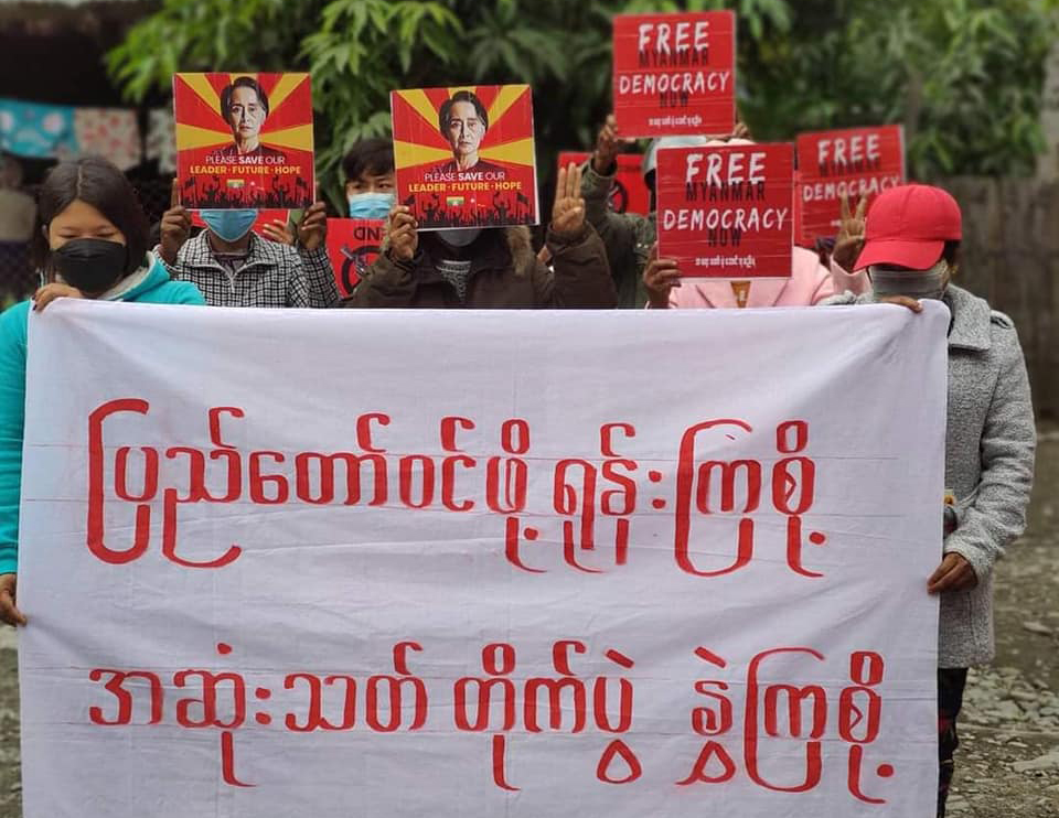 (ဖေဖော်ဝါရီ ၁ ရက်နေ့မှာ  "ပြည်တော်ဝင်ဖို့ ရုန်းကြစို့" ခေါင်းစဉ်ဖြင့် အသံတိတ် အာဏာဖီဆန်ရေးလှုပ်ရှားမှု ပြုလုပ်ကြရန် ကလေးမြို့မှာ ဒီနေ့ဆန္ဒပြစဥ်) Photo: CJ