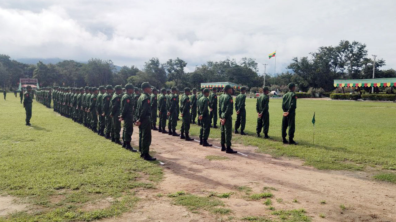 မန္တလေးတိုင်း၊ ပြည်သူ့စစ်မှုထမ်းသင်တန်း အမှတ်စဉ် (၄) သင်တန်းဖွင့်ပွဲအား ၂၀၂၄ ခုနှစ်၊ သြဂုတ်လ ၅ ရက်နေ့က ကျင်းပစဉ်။ (Photo: Telegram/ ပြည်သူ့စစ်မှုထမ်းများ စုစည်းရာ)