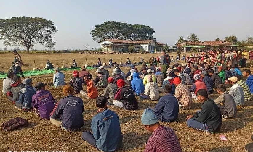 (ကလေးမြို့နယ် လည်ကြီးရွာမှာ ဖေဖော်ဝါရီ ၁၁ ရက်နေ့က စစ်တပ်က ပြည်သူ့စစ်သင်တန်းပေးနေစဥ်) Photo: CJ