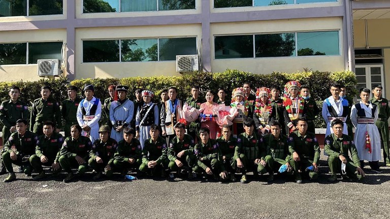 ဒူးလေးပါတီဥက္ကဋ္ဌဟောင်း ဦးရွှေမင်း၊ ဗဟိုအလုပ်အမှုဆောင်များနှင့် လီဆူပြည်သူ့စစ်တပ်ဖွဲ့ဝင်များအား ၂၀၂၃ ခုနှစ်၊ ဇန်နဝါရီလ ၆ ရက်နေ့က တွေ့ရစဥ်။ (Photo: Lisu National Development Party)