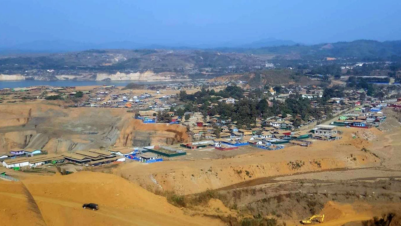 ကျောက်စိမ်းတူးဖော်ဖို့ ဖိအားပေးခံလာရတဲ့အတွက် ပြောင်းရွှေ့လိုက်ရသည့် ကုဋေရွာကို တွေ့ရစဉ်။ (Photo - K-SAG)