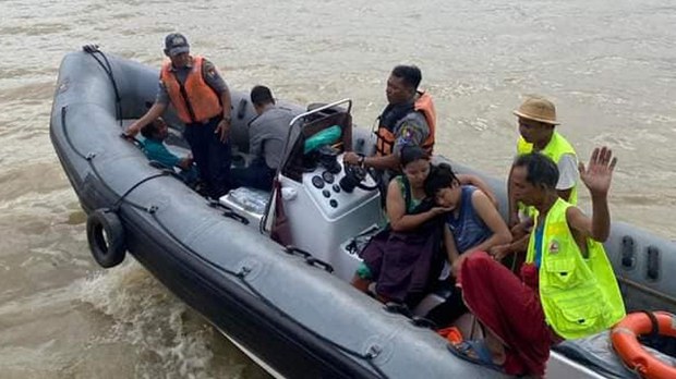 လှိုင်မြစ်ထဲ သမ္ဗန်လှေမြုပ်မှုကြောင့် ကျောင်းသားတွေအပါအဝင် ရှစ်ဦးပျောက်ဆုံးနေ လှိုင်မြစ်ထဲ သမ္ဗန်လှေမြုပ်မှုကြောင့် ကျောင်းသားတွေအပါအဝင် ရှစ်ဦးပျောက်ဆုံးနေ