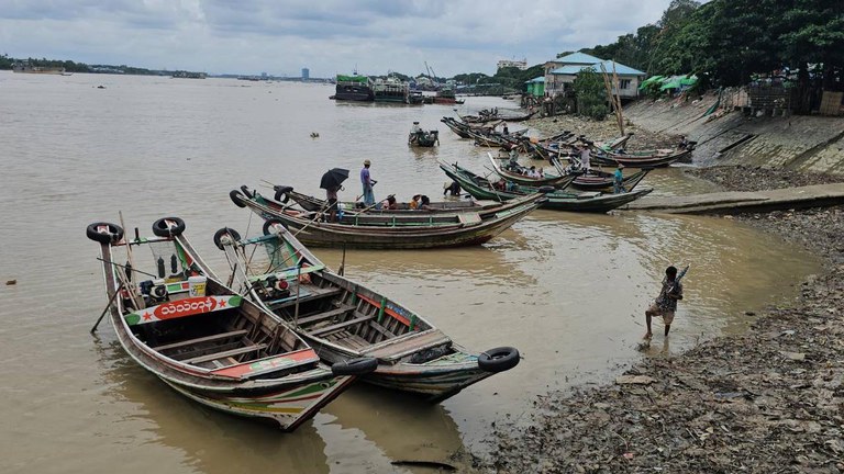 ကြည့်မြင်တိုင်မြို့နယ်၊ ဗားကရာရှိ ဆိပ်ကြီးဦးမြ (ဦးမြငါးစင်)တွင် ရပ်နားထားသည့် သမ္ဗန်များအား ၂၀၂၄ ခုနှစ်၊ ဇူလိုင်လ ၁၀ ရက်နေ့က တွေ့ရစဥ်။  (Photo: RFA)