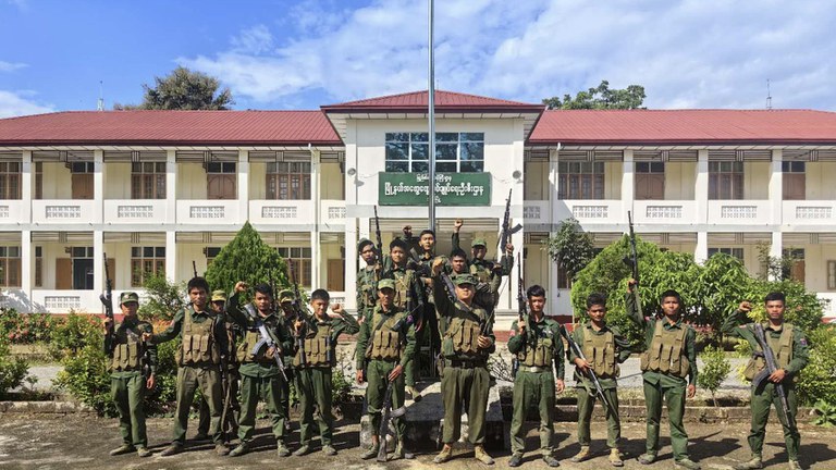၂၀၂၃ ခုနှစ် အောက်တိုဘာလ ၃၀ ရက်နေ့က ရှမ်းပြည်နယ် သိန္နီခရိုင် အုပ်ချုပ်ရေးဦးစီးဌာနရုံးအား MNDAA က သိမ်းပိုက်ခဲ့ကြောင်း ထုတ်ပြန်ထားစဉ်။ Photo : The Kokang