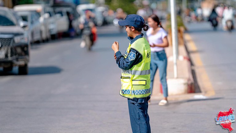 လားရှိုးမြို့တွင် MNDAA ၏ ယာဥ်ထိန်းသိမ်းရေး ရဲတပ်ဖွဲ့ဝင်တစ်ဦးအား ၂၀၂၅ ခုနှစ်၊ ဇန်နဝါရီလ ၇ ရက်နေ့က တွေ့ရစဥ်။ (Facebook/ Lashio Reconstruction Photo)