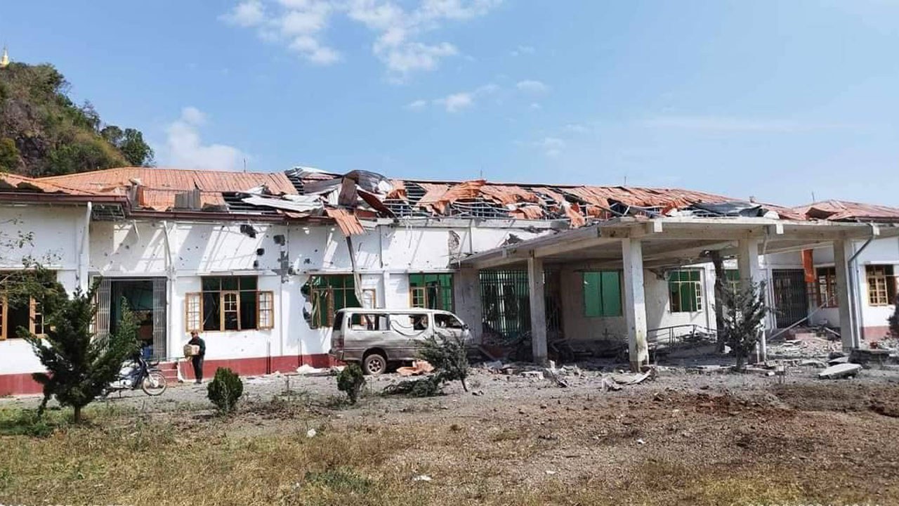 airstrike-pekon-hospital စစ်ကောင်စီတပ် လေကြောင်းတိုက်ခိုက်ခဲ့သည့် ရှမ်းပြည်နယ်တောင်ပိုင်း၊ ဖယ်ခုံမြို့နယ်၊ တိုက်နယ်ဆေးရုံကို ၂၀၂၄ ခုနှစ်၊ မတ်လ ၂၂ ရက်နေ့က တွေ့ရစဉ်။ (Photo: Facebook/ ကရင်နီပြည် စစ်ဘေးရှောင် ကူညီစောင့်ရှောက်ရေးကွန်ရက်)