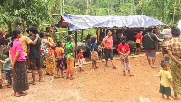 ရှမ်းပြည်နယ် တောင်ပိုင်း၊ မိုးဗြဲမြို့နယ်မှ စစ်ဘေးဒုက္ခသည်တချို့အား ၂၀၂၁ ခုနှစ် အောက်တိုဘာလ ၈ ရက်နေ့က တွေ့ရစဉ်။ (Facebook/ Mobye Rescue Team Photo)