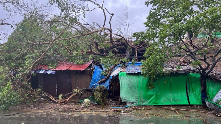 မြောက်ဦးမြို့တွင် မိုခါမုန်တိုင်းကြောင့် အပျက်အစီးများကို ၂၀၂၃ ခုနှစ်  မေလ ၁၄ ရက်နေ့က တွေ့ရစဉ်။ (Photo: RFA)