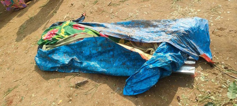 မိုခါ မုန်တိုင်းကြောင့် ဒါးပိုင် ရိုဟင်ဂျာဒုက္ခသည်စခန်းမှ ရုပ်အလောင်းတချို့အား ၂၀၂၃ ခုနှစ် မေလ ၁၇ ရက်နေ့က တွေ့ရစဉ်။ (Photo: Citizen Journalist)