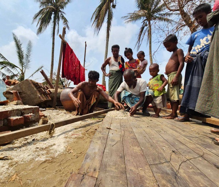 စစ်တွေမြို့နယ်၊ ဘုမေအုပ်စု၊ သဲချောင်းအုန်းတောရွာမှ ရိုဟင်ဂျာများအား ၂၀၂၃ ခုနှစ် မေလ ၂၀ ရက်နေ့က တွေ့ရစဉ်။ (Photo: RFA)