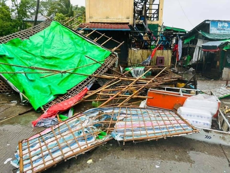 ဆိုင်ကလုန်းမုန်တိုင်း မိုခါကြောင့် မင်းပြားမြို့ပေါ်က ထိခိုက်ပျက်စီးမှုများကို မေလ ၁၄ ရက်နေ့က တွေ့ရစဉ်။ (Photo: Citizen Journalist)