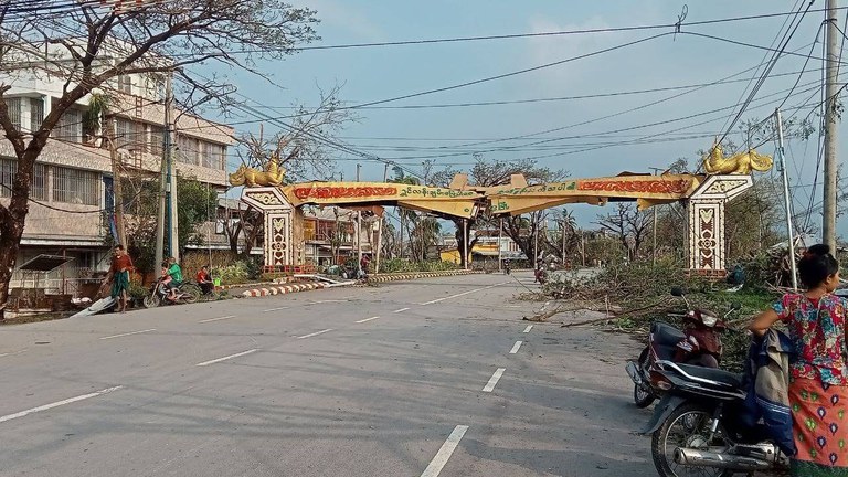 မိုခါမုန်တိုင်းဒဏ်ကြောင့် ပျက်စီးသွားသည့် စစ်တွေမြို့အဝင် မုခ်ဦးအား ၂၀၂၃ ခုနှစ်၊ မေလ ၁၅ ရက်နေ့က တွေ့ရစဉ်။ (Photo: U San Myat Shwe)