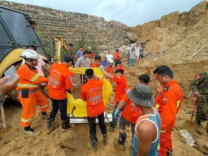 တာချီလိတ်တွင် မြေပြိုကျပြီး သေဆုံးခဲ့သည့် ရုပ်အလောင်းနှစ်လောင်းအား ၂၀၂၃ ခုနှစ်၊ မေလ ၁၄ ရက်နေ့က လူမှုကူညီရေးအသင်းမှ သယ်ဆောင်ခဲ့စဉ်။ (ဓာတ်ပုံ - ဦးလှမိုး တာချီလိတ်လူမှုကူညီရေးအသင်း)