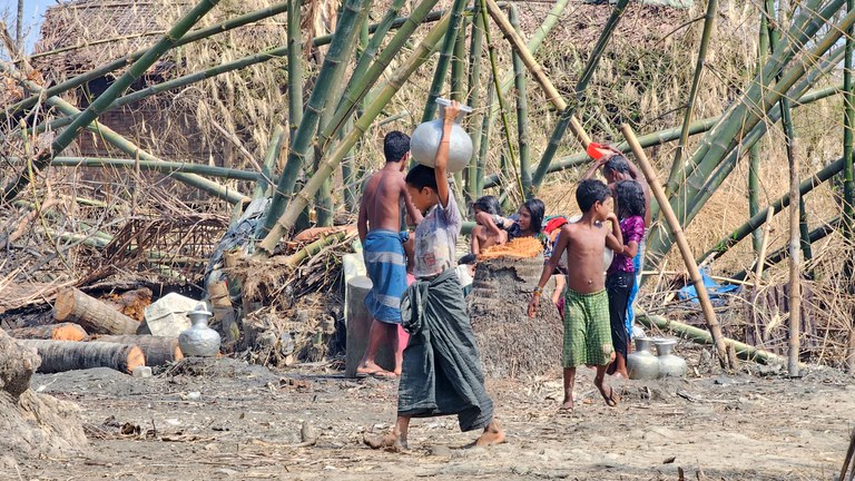 မုန်တိုင်းကြောင့် နေအိမ်များ ပျက်စီးသွားသည့် တိမ်ညိုဒုက္ခသည်စခန်းအား ၂၀၂၃ ခုနှစ် မေလ ၂၂ ရက်နေ့က တွေ့ရစဉ်။ (ဓာတ်ပုံ - ဦးစိုးနိုင်)