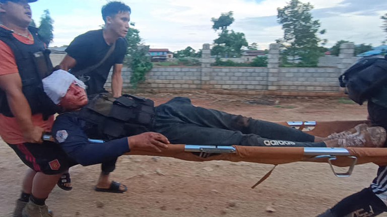 မိုးဗြဲမြို့တွင် စစ်ကောင်စီ၏ လက်နက်ကြီးကြောင့် ဒဏ်ရာရှိသည့် ပြည်သူ့ကာကွယ်ရေးတပ်ဖွဲ့ဝင် တစ်ဦးအား ၂၀၂၃ ခုနှစ် ဇွန်လ ၆ ရက်နေ့က တွေ့ရစဉ်။ (MOBYE PDF Rescue Team-MPRT)