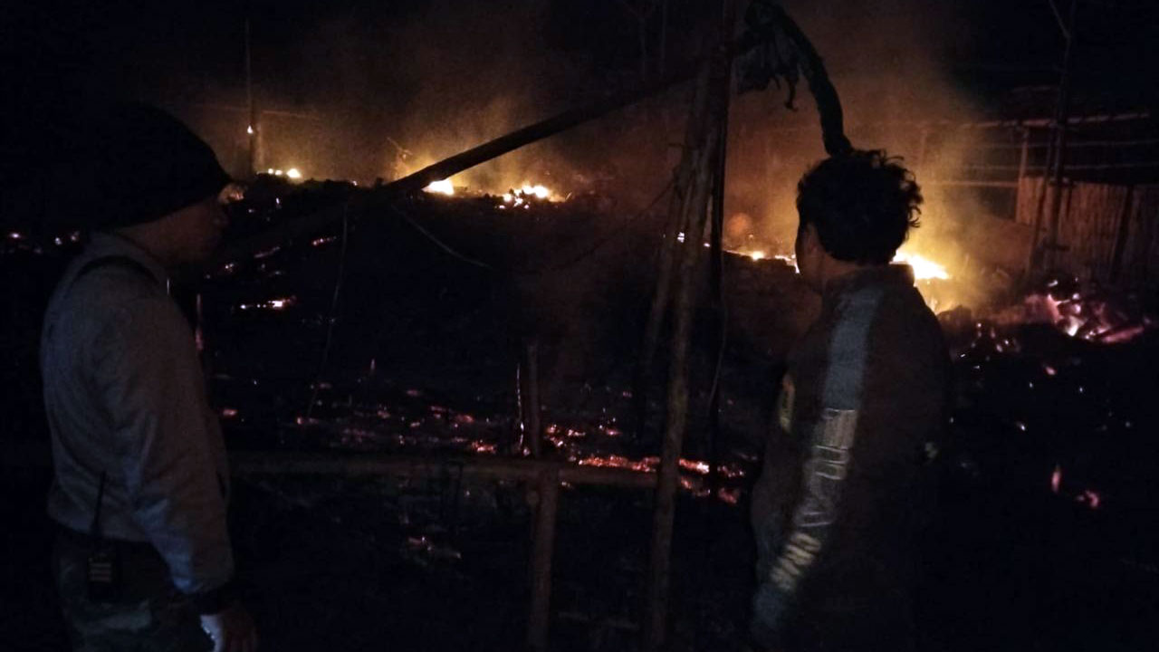 မန္တလေးတိုင်း၊ မိုးကုတ်မြို့အနောက်ပိုင်း ဝင်းထရံကျောက်တွင်းအနီးကို  ၂၀၂၅ ခုနှစ်၊ ဖေဖော်ဝါရီလ ၁၀ ရက်နေ့ မနက်အစောပိုင်းတွင် စစ်ကောင်စီတပ်က လေကြောင်းနဲ့ ဗုံးကြဲခဲ့တာကြောင့် မီးလောင်နေသည်ကို တွေ့ရစဉ်။ (Citizen Photo)