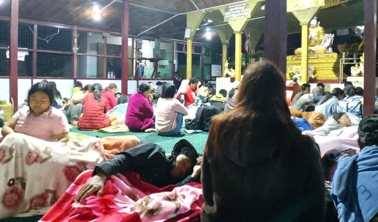 မန္တလေးတိုင်း၊ သပိတ်ကျင်းမြို့နယ်၊ ဇရပ်ကွင်းကျေးရွာတွင် ပိတ်မိနေသည့် စစ်ဘေးဒုက္ခသည်များအား ၂၀၂၄ ခုနှစ်၊ ဇူလိုင်လ ၅ ရက်နေ့က တွေ့ရစဉ်။ (Mandalay Free Press - MFP Photo)