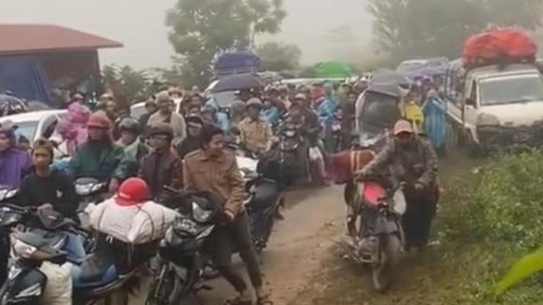 မိုးကုတ်မြို့မှ ထွက်ပြေးတိမ်းရှောင်ကြသည့် စစ်ဘေးဒုက္ခသည်ကားများ ပိတ်မိနေသည်ကို ၂၀၂၄ ခုနှစ်၊ ဇူလိုင်လ ၄ ရက်နေ့ကတွေ့ရစဥ်။ (Screenshot Video From Nay Min Kha)