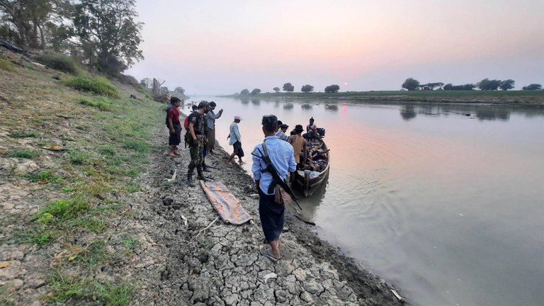 tartaing မြင်းမူမြို့နယ်ဘက်အခြမ်း ညောင်ရင်းကျွန်းပေါ်တွင် အသတ်ခံခဲ့ရသူများ၏ ရုပ်အလောင်းများအား ၂၀၂၃ ခုနှစ်၊ မတ်လ ၃ ရက်နေ့က သယ်ယူနေစဉ်။ (Photo: Citizen Journalist)