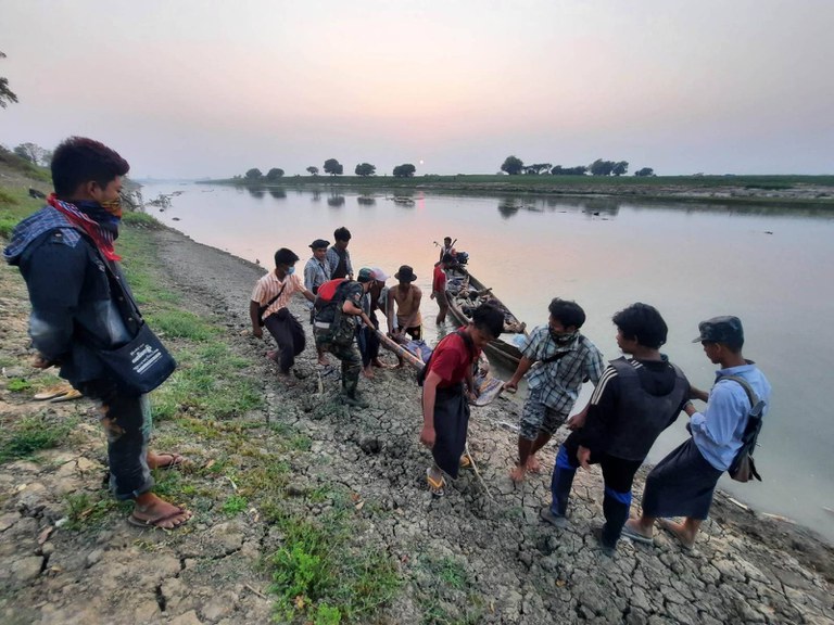 မြင်းမူမြို့နယ်ဘက်အခြမ်း ညောင်ရင်းကျွန်းပေါ်တွင် အသတ်ခံခဲ့ရသူများ၏ ရုပ်အလောင်းများ သယ်ယူနေသည်ကို ၂၀၂၃ ခုနှစ်၊ မတ်လ ၃ ရက်နေ့က တွေ့ရစဉ်။ (Photo: Citizen Journalist)