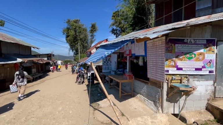 Ohn Phan.jpeg ထိုင်းနိုင်ငံ မဲဆောက်မြို့အနီး အုန်းဖျန် ဒုက္ခသည်စခန်းကို တွေ့ရစဉ်။ (Photo: RFA)