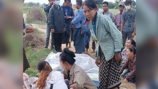 မုံရွာမြို့နယ် ကျပိုင်ရွာမှာ မီးရှို့သတ်ဖြတ်ခံရတဲ့ အရပ်သား ၁၈ ဦးရဲ့ အလောင်း တွေ့ထား မုံရွာမြို့နယ် ကျပိုင်ရွာမှာ မီးရှို့သတ်ဖြတ်ခံရတဲ့ အရပ်သား ၁၈ ဦးရဲ့ အလောင်း တွေ့ထား