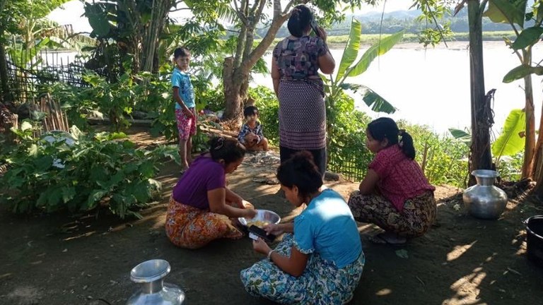 မြောက်ဦးမြို့နယ် ရွာဟောင်းတော ရွာသားများ လက်ပြွတ်ကျေးရွာသို့ ထွက်ပြေးလာသည်ကို ၂၀၂၃ ခုနှစ်၊ ဒီဇင်ဘာလ ၂၄ ရက်နေ့က တွေ့ရစဉ်။ (Photo: Citizen Journalist)