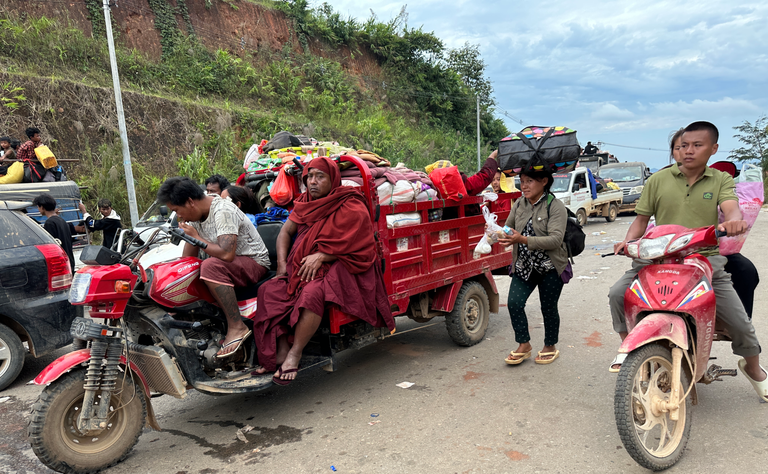 ရှမ်းပြည်မြောက်ပိုင်း လောက်ကိုင်ဒေသတွင် စစ်ကောင်စီနှင့် မြောက်ပိုင်းမဟာမိတ်သုံးဖွဲ့အကြား တိုက်ပွဲများကြောင့် လားရှိုးမြို့သို့ ထွက်ပြေးလာကြသည့် စစ်ပြေးဒုက္ခသည်ကို ၂၀၂၃ ခုနစ် နိုဝင်ဘာလ ၃ဝ ရက်နေ့က တွေ့ရစဉ်။ (Photo: RFA)