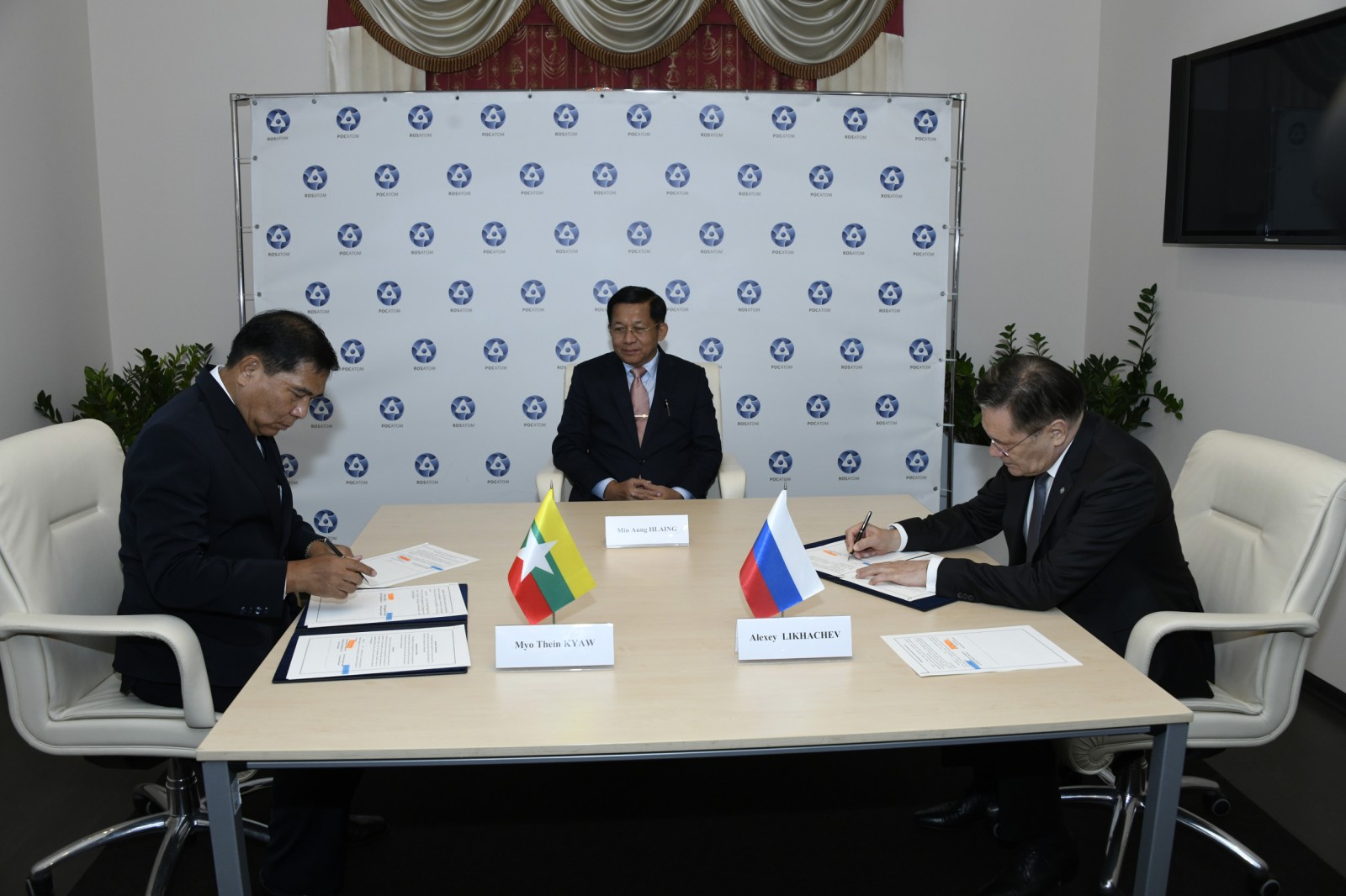 mah-russia.jpg ဗိုလ်ချုပ်မှူးကြီး မင်းအောင်လှိုင်နှင့် ရုရှားအစိုးရ၏ အဏုမြူကော်ပိုရေးရှင်း (Rosatom State Corporation) က ညွှန်ကြားရေးမှူးချုပ် Mr. Alexey Likhachev တို့ ၂၀၂၂ ခုနှစ် ဇူလိုင် ၁၁ ရက်က တွေ့ဆုံလက်မှတ်ရေးထိုးခဲ့စဥ် (Photo: Myanmar Military)