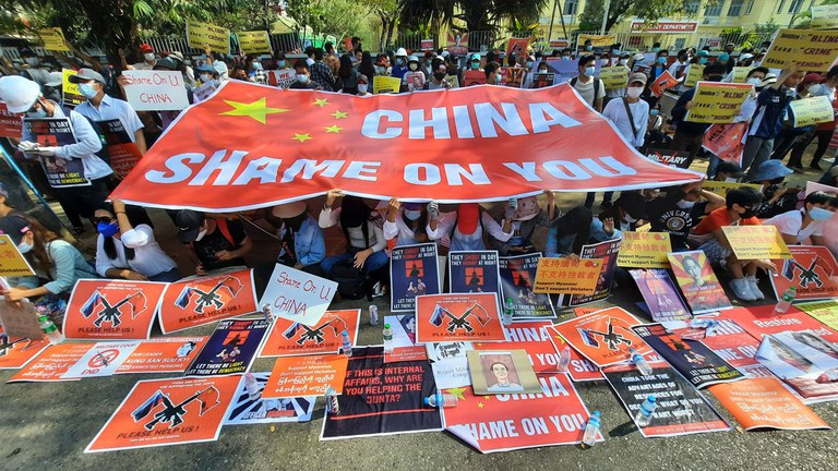 ရန်ကုန်မြို့ရှိ၊ တရုတ်သံရုံးရှေ့တွင် စစ်အာဏာရှင်ဆန့်ကျင်ဆန္ဒပြကြသူများအား ၂၀၂၁ ခုနှစ်၊ ဖေဖော်ဝါရီလ ၁၆ ရက်နေ့မှာ တွေ့ရစဉ်။ (Photo: RFA)