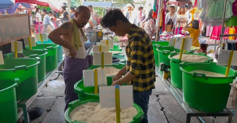 ရန်ကုန်မြို့တွင်းရှိ ဈေးတစ်ခုတွင် ဈေးရောင်း၊ ဈေးဝယ်နေကြသူများအား ၂ဝ၂၂ ခုနှစ် ဧပြီလက တွေ့ရစဉ်။ (Photo: RFA)