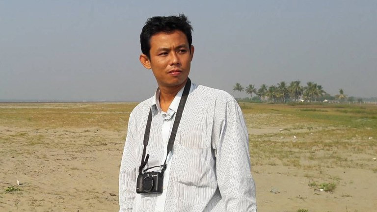 Phoe Thiha.jpg ရခိုင်ပြည်နယ်အခြေစိုက် သတင်းထောက် ဖိုးသီဟ (ခေါ်) ကိုမြတ်သူထွန်းအား ၂၀၁၆ ခုနှစ် ၊ ဒီဇင်ဘာလ ၂၂ ရက်နေ့က မောင်တောမြို့နယ် အလယ်သံကျော်ကျေးရွာမှာ တွေ့ရစဉ်။ (Photo: RFA)