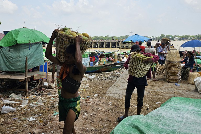 Eco 02.jpg ရန်ကုန်တိုင်း ကြည့်မြင်တိုင် ဗားကရာဆိပ်ကမ်း၌ ကုန်တင်ကုန်ချ လုပ်နေသည့် အလုပ်သမားများအား ၂၀၂၃ ခုနှစ် မေလ ၂၆ ရက်နေ့တွင် တွေ့ရစဉ်။ (Photo: RFA)