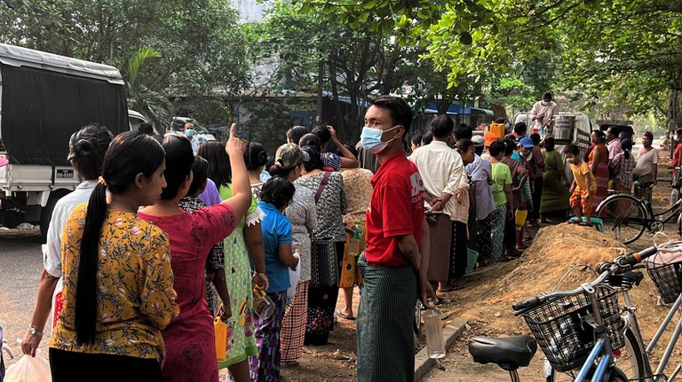 Oil 01.jpg ရန်ကုန်တိုင်း လှိုင်မြို့နယ်တွင် စားအုန်းဆီတန်းစီဝယ်ယူနေသူများအား ၂၀၂၃ ခုနှစ် မတ်လ ၁၀ ရက်နေ့ မနက်ပိုင်းက တွေ့ရစဉ်။ (Photo: RFA)