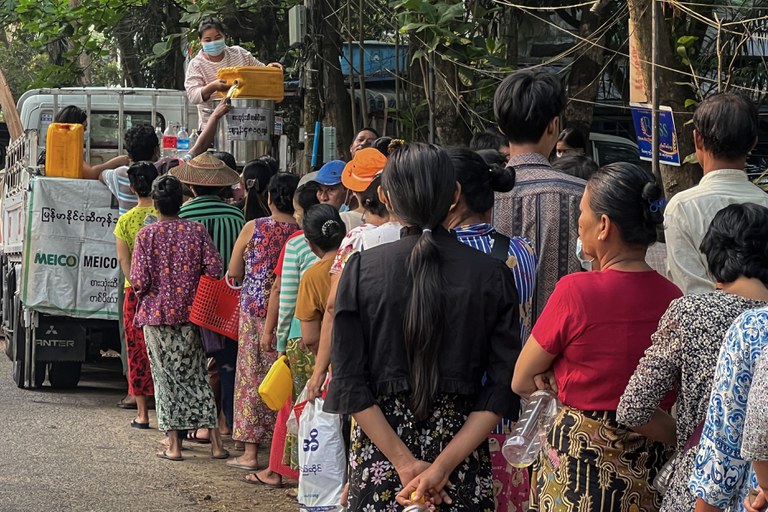 ရန်ကုန်တိုင်း လှိုင်မြို့နယ်တွင် သက်သာသည့်နှုန်းထားဖြင့် စားအုန်းဆီတန်းစီဝယ်ယူနေသူများအား ၂၀၂၃ ခုနှစ် မတ်လ ၁၀ ရက်နေ့ မနက်ပိုင်းက တွေ့ရစဉ်။ (Photo: RFA)