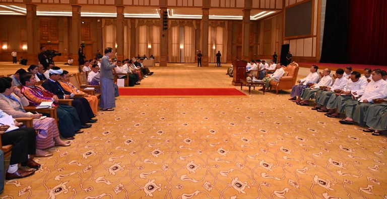 စစ်ကောင်စီဥက္ကဋ္ဌ ဗိုလ်ချုပ်မှူးကြီး မင်းအောင်လှိုင်နှင့် မှတ်ပုံတင်ခွင့်ပြုပြီး နိုင်ငံရေးပါတီများမှ တာဝန်ရှိသူများ  ၂၀၂၄ ခုနှစ် ဇန်နဝါရီလ ၆ ရက်နေ့က တွေ့ရစဥ်။ (Photo: Myanmar Military)