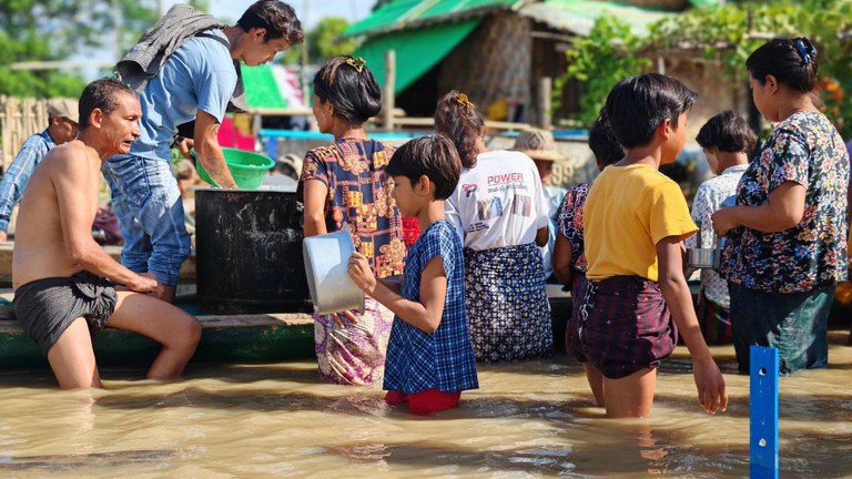 စစ်ကိုင်းတိုင်း၊ ဆားလင်းကြီးမြို့နယ်အတွင်း ရေကြီးနေသည်အား ၂၀၂၄ ခုနှစ်၊ ဇူလိုင်လ ၁၃ ရက်နေ့က တွေ့ရစဉ်။ (အညာပစ်တိုင်းထောင်လေးများအဖွဲ့ ဓာတ်ပုံ)
