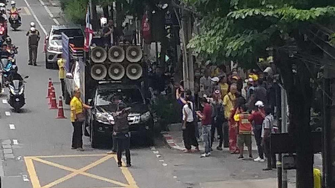 protest-thailand ထိုင်းနိုင်ငံအတွင်း မြန်မာရွှေ့ပြောင်းအလုပ်သမားတွေ အလုံးအရင်းနဲ့ ဝင်ရောက်လာမှုအား ကိုင်တွယ်ဖြေရှင်းပေးဖို့ ထိုင်းနိုင်ငံသားတချို့ ၂၀၂၄ ခုနှစ်၊ စက်တင်ဘာလ ၂၃ ရက်နေ့က ဆန္ဒပြခဲ့စဥ်။ (Photo: Western News Photo
