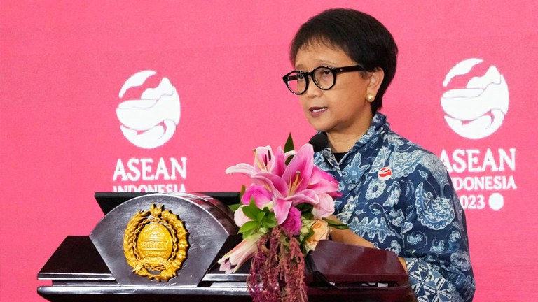 အင်ဒိုနီးရှား နိုင်ငံခြားရေးဝန်ကြီး ရက်တနို မာဆူဒီအား ၂၀၂၃ ခုနှစ်၊ ဖေဖော်ဝါရီလ ၄ ရက်နေ့ အင်ဒိုနီးရှားနိုင်ငံ၊ ဂျကာတာမြို့တွင် ကျင်းပသည့် အာဆီယံနိုင်ငံခြားရေးဝန်ကြီးများ သတင်းစာရှင်းလင်းပွဲတွင် တွေ့ရစဉ်။ (Photo: ASSOCIATED PRESS)