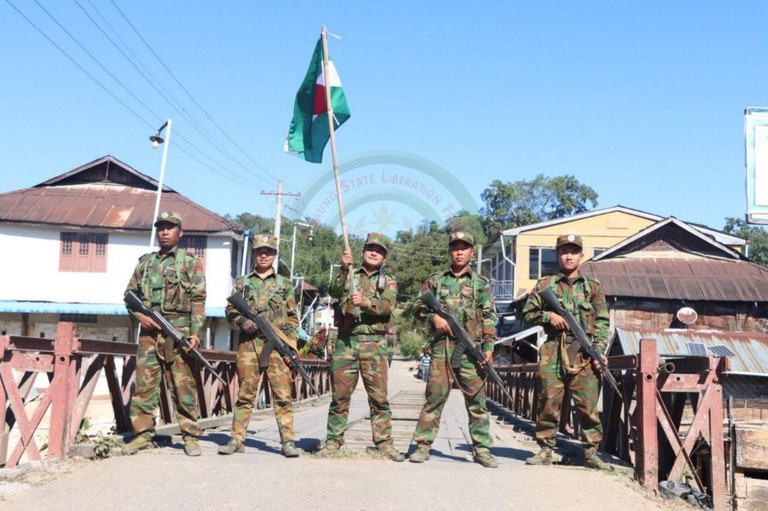 ၂၀၂၄ ဇန်နဝါရီလ ၁ ရက်နေ့က  ရှမ်းပြည်နယ်မြောက်ပိုင်း မိုင်းငေါ့မြို့အား သိမ်းပိုက်ပြီးနောက် TNLA မှ ထုတ်ပြန်ထားသည့်ပုံ။ (Photo : Ta'ang TV)