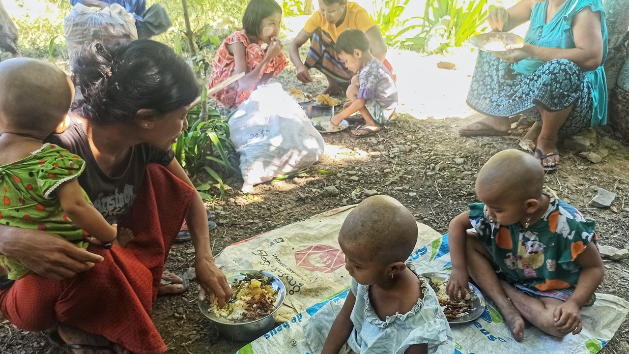 ရခိုင်ပြည်နယ်၊ ပုဏ္ဏားကျွန်းမြို့နယ်မှ စစ်ဘေးဒုက္ခသည်များအား ၂၀၂၂ ခုနှစ်၊ နိုဝင်ဘာလ ၂၈ ရက်နေ့တွင် တွေ့ရစဥ်။ (Photo: Khine Murn Chun)