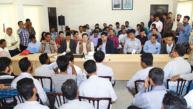 muslim-refugees-meet-myintthu-622.jpg ဘင်္ဂလားဒေ့ရှ်နိုင်ငံ ကော့ဘဇားက မွတ်ဆလင်ဒုက္ခသည်တွေနဲ့ မြန်မာနိုင်ငံခြားရေးဝန်ကြီးဌာန အမြဲတမ်းအတွင်းဝန် ဦးမြင့်သူ ဦးဆောင်တဲ့အဖွဲ့ ၂၀၁၉ ဇူလိုင် ၂၇ ရက်နေ့ကတွေ့ဆုံစဉ်
