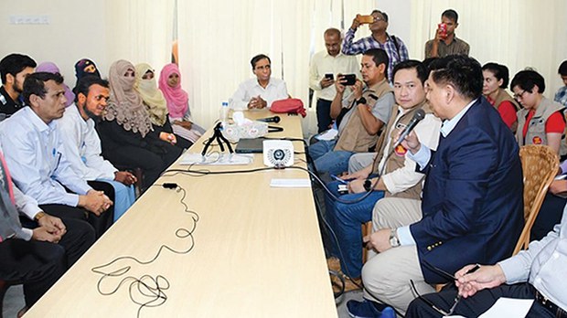 myintthu-meets-muslim-refugees-622.jpg myintthu-meets-muslim-refugees-622.jpg