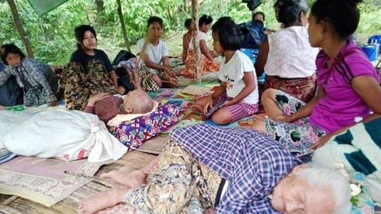 စစ်ကောင်စီတပ်၏ လက်နက်ကြီး ပစ်ခတ်မှုကြောင့် ထွက်ပြေးတိမ်းရှောင်နေကြသည့် ကျောက်ကြီးမြို့နယ်မှ ဒေသခံများအား ၂၀၂၃ ခုနှစ်၊ ဇွန်လ ၇ ရက်နေ့က တွေ့ရစဉ်။ (Photo: Citizen Journalist)